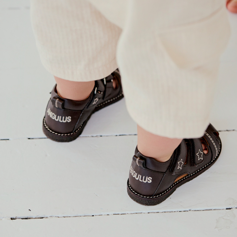 Sandal mit Sternstickerei