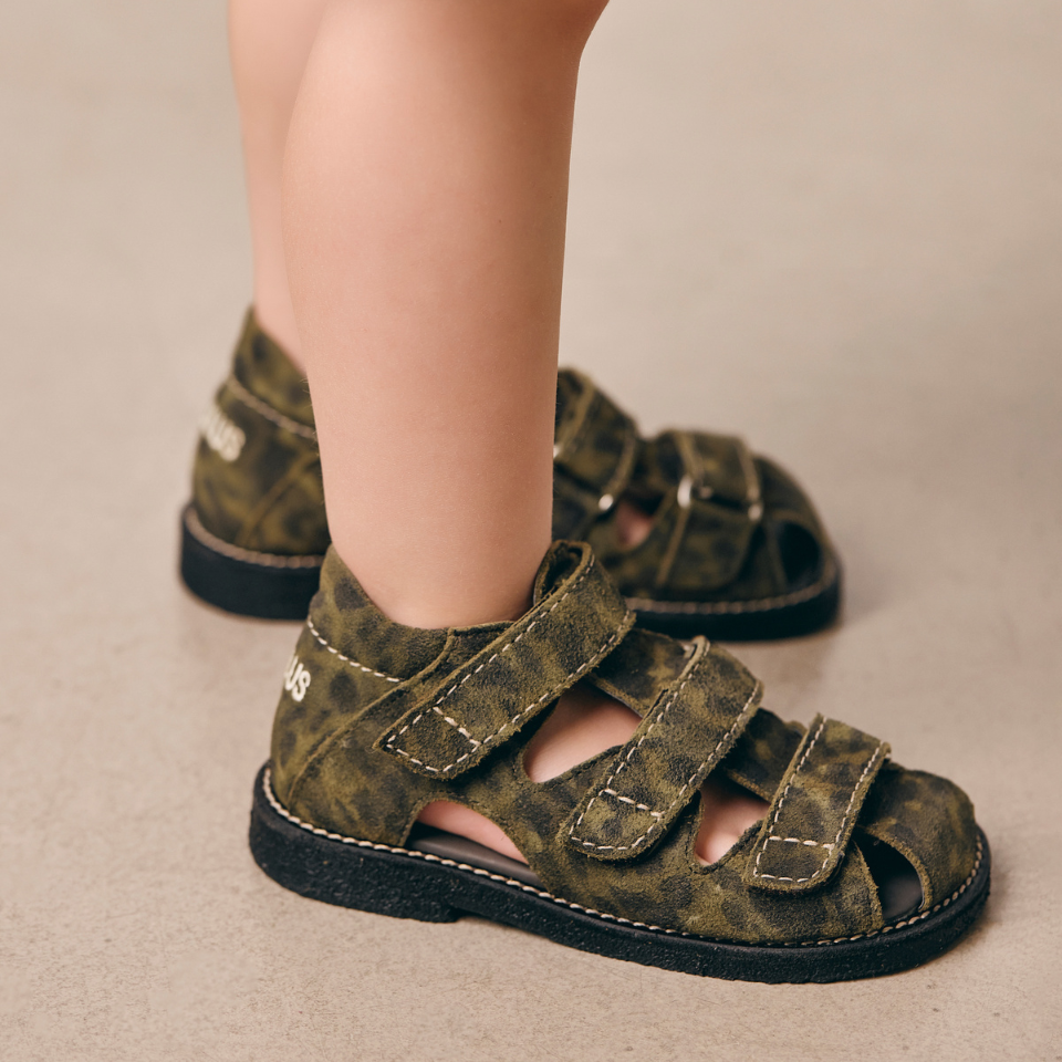 Sandale mit Ziernähten und dreifachem Klettverschluss
