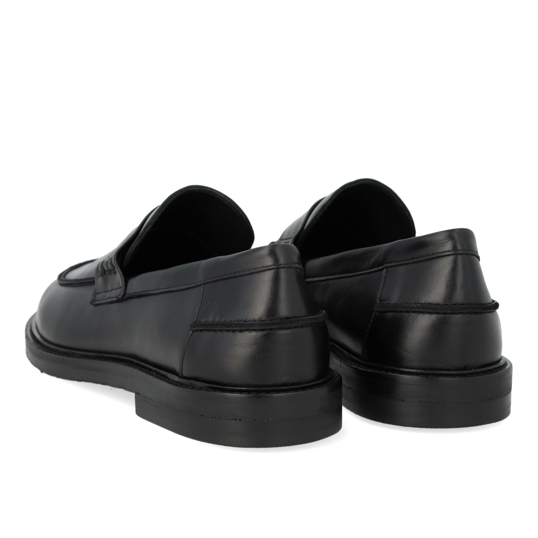 Klassischer Pennyloafer mit breiter Passform