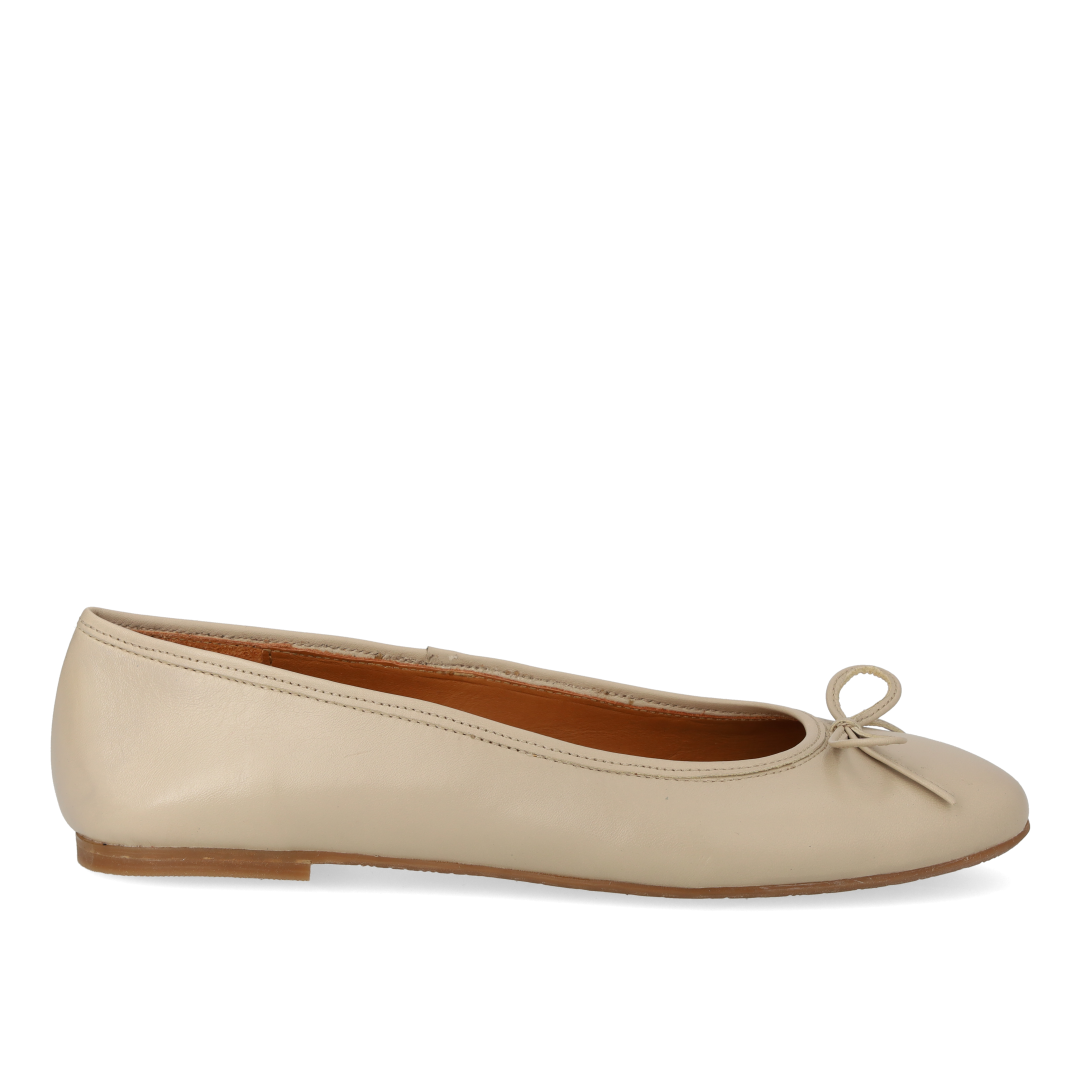 Klassische Ballerina mit Schleifendetail