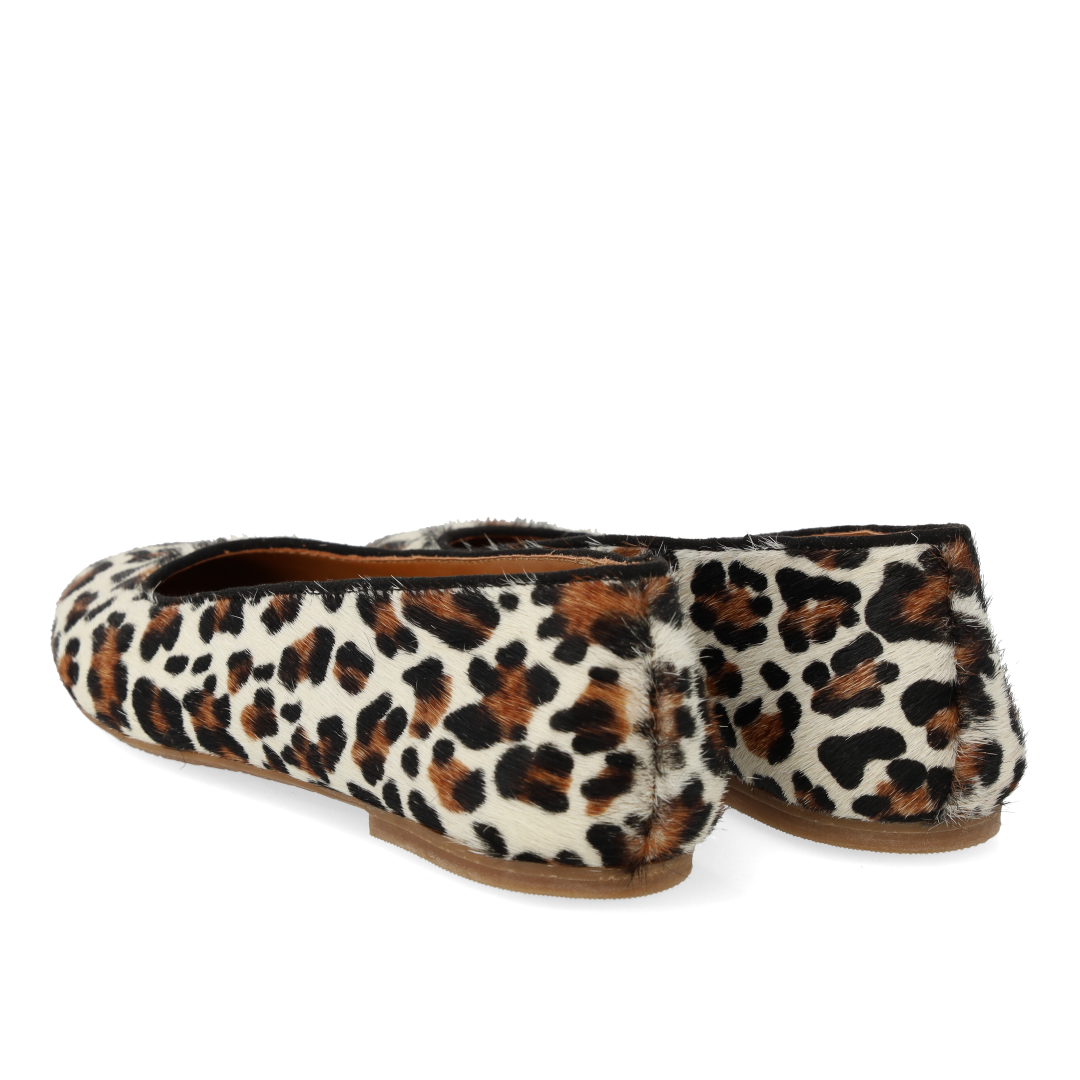 Ballerina in leopardgemustertem Ponyfell