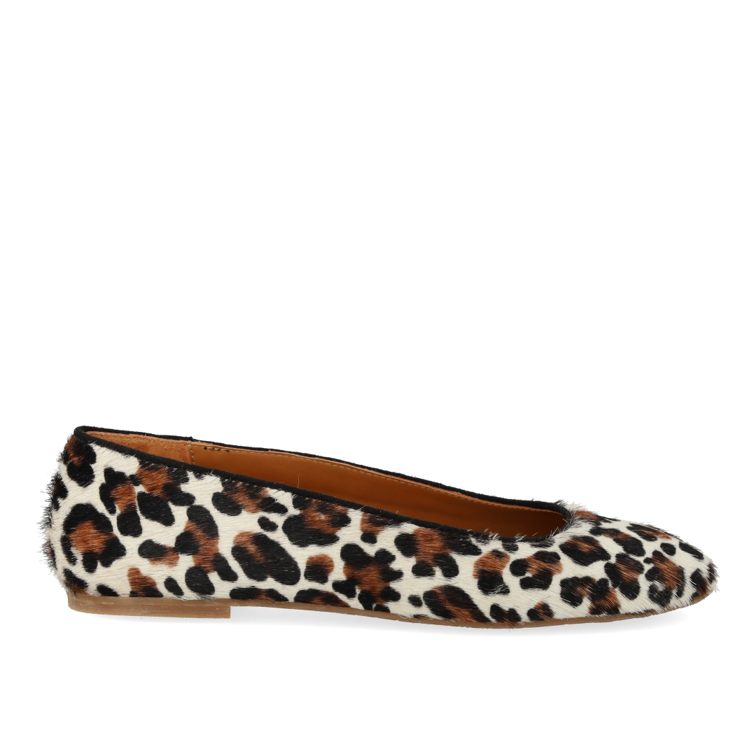 Ballerina in leopardgemustertem Ponyfell