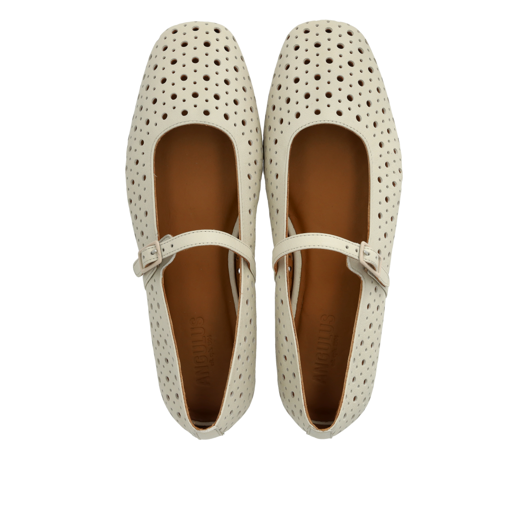 Weiche Ballerina mit dekorativem Lochmuster