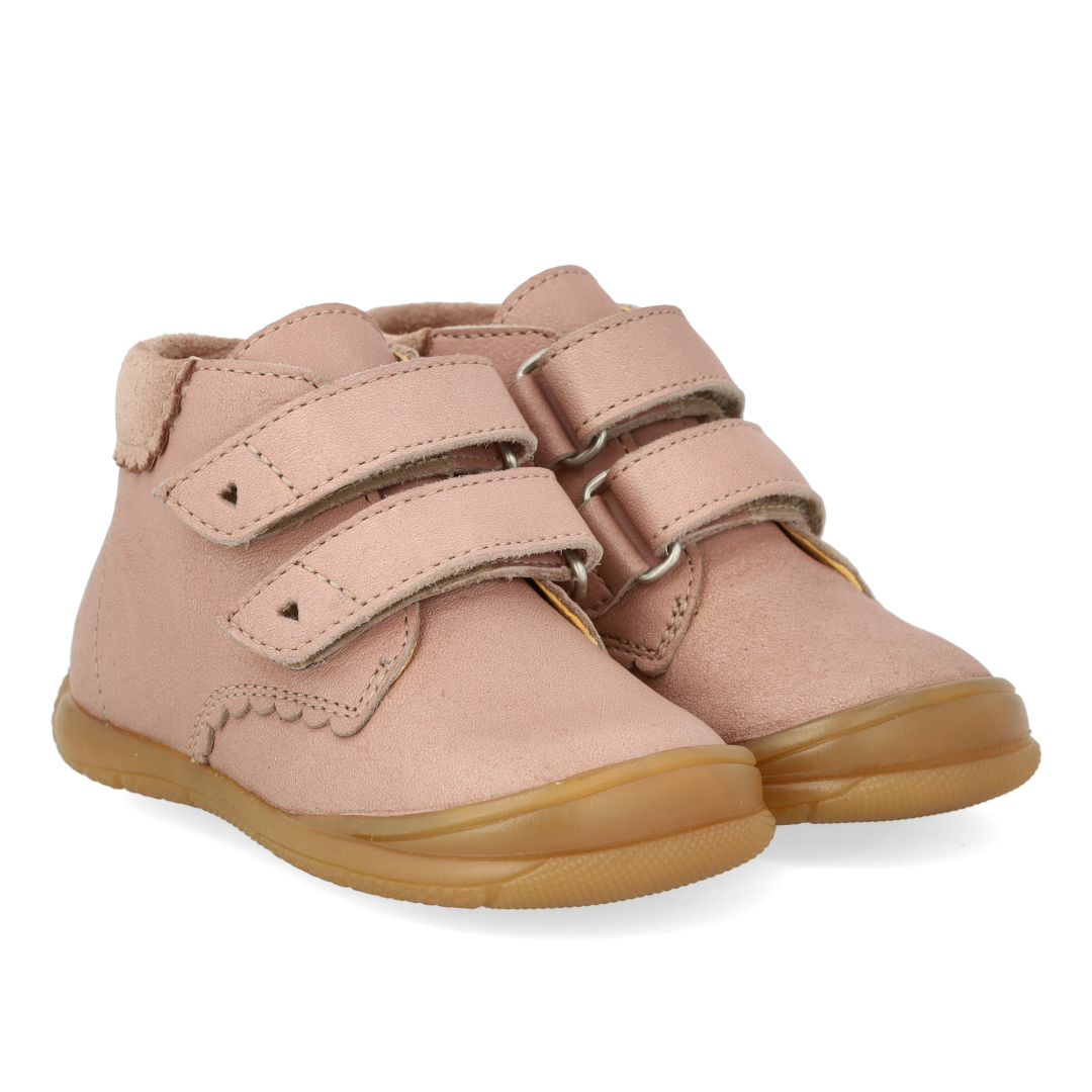 Der erste Schuh mit Cut-out-Herzen