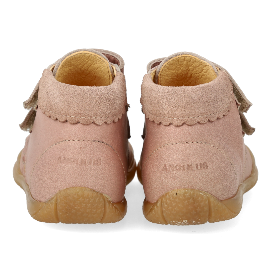 Der erste Schuh mit Cut-out-Herzen