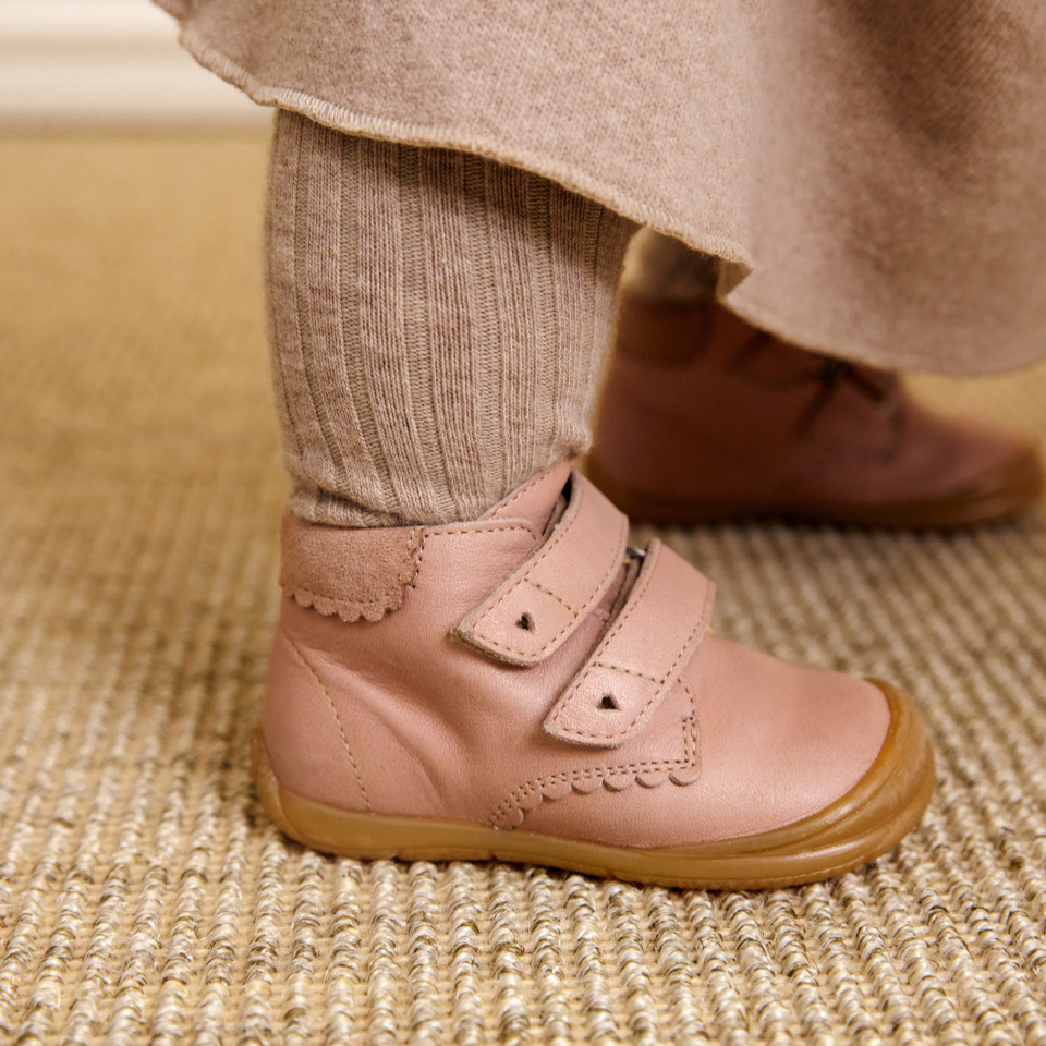 Der erste Schuh mit Cut-out-Herzen