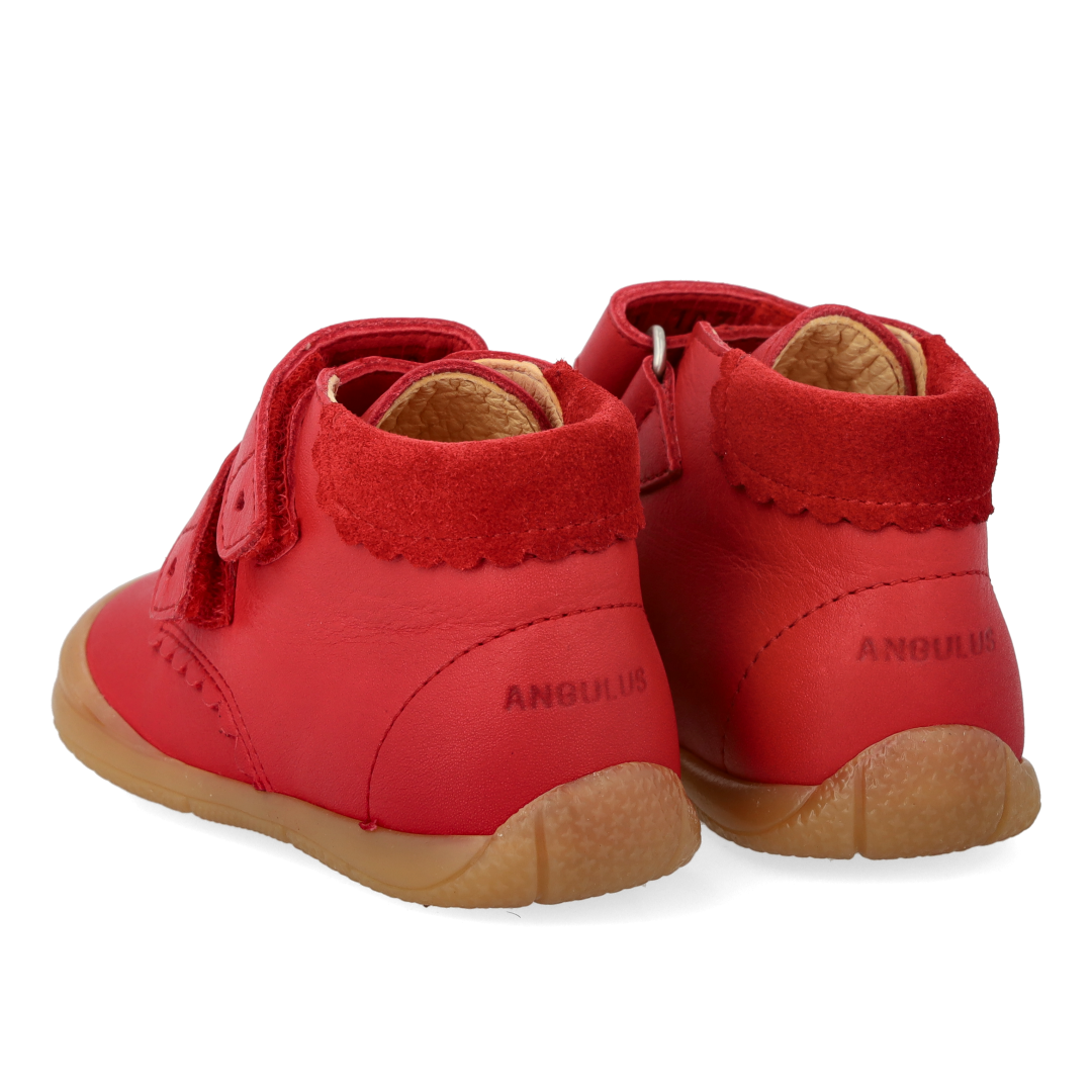 Der erste Schuh mit ausgeschnittenen Herzen