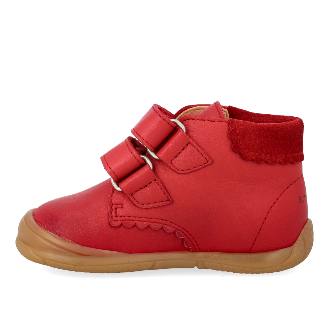 Der erste Schuh mit ausgeschnittenen Herzen