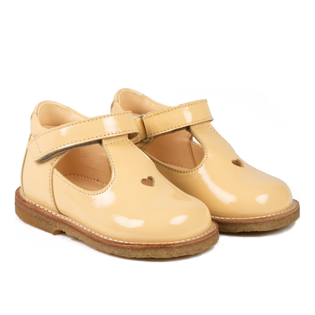 Klassische Tüllschuhe mit ausgestanztem Herzmotiv