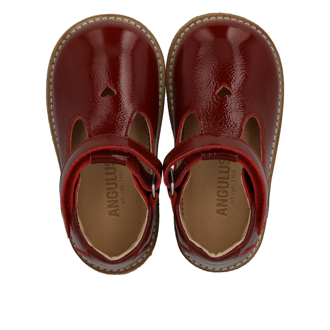 Klassischer Tüllschuh mit ausgestanztem Herzmotiv