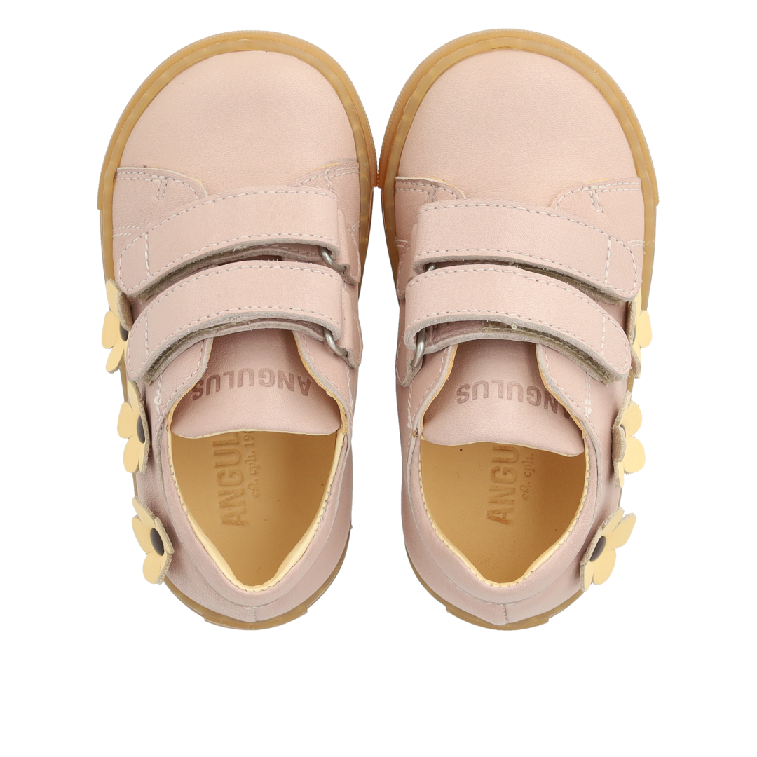 Einsteiger-Sneaker mit Blumenapplikationen