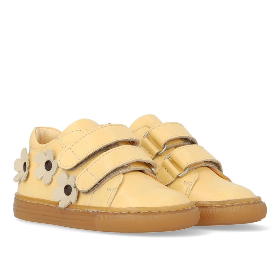 Einsteiger-Sneaker mit Blumenapplikationen