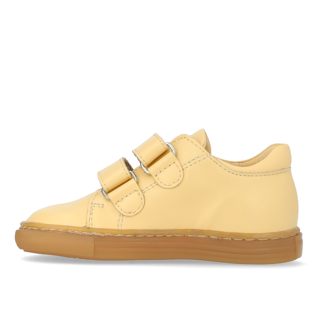 Einsteiger-Sneaker mit Blumenapplikationen