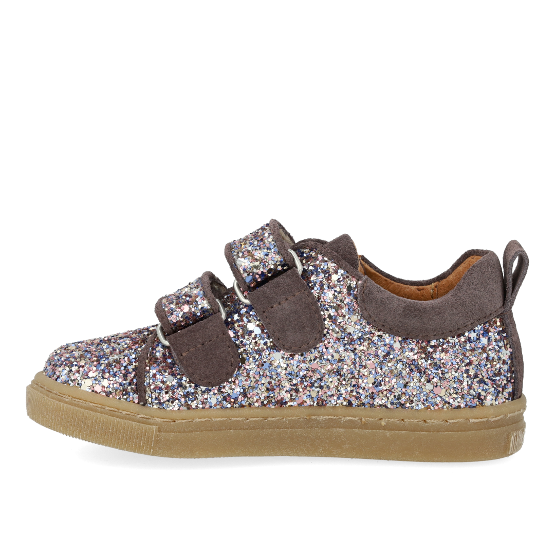 Funkelnde glitzer-sneaker mit wildlederkanten