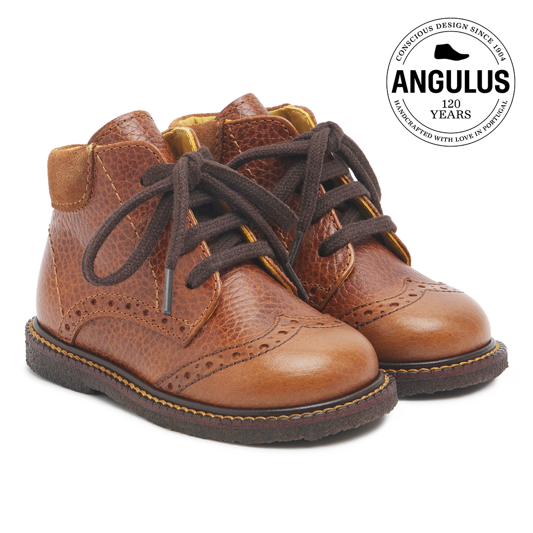 Klassischer Schnürschuh mit Brogue-Details