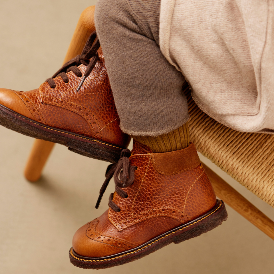 Klassischer Schnürschuh mit Brogue-Details