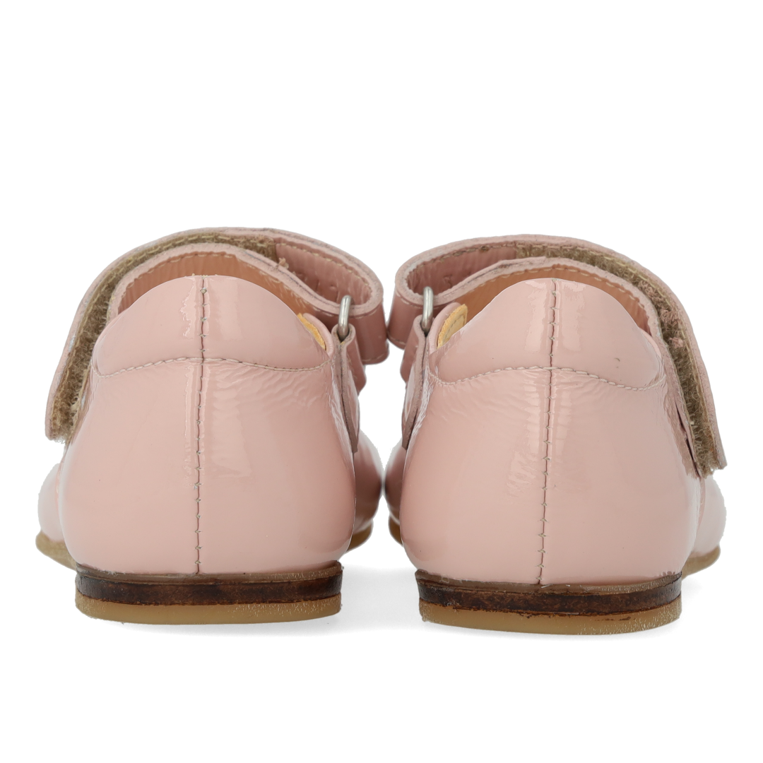 Ballerina mit ausgestanztem Herzmotiv