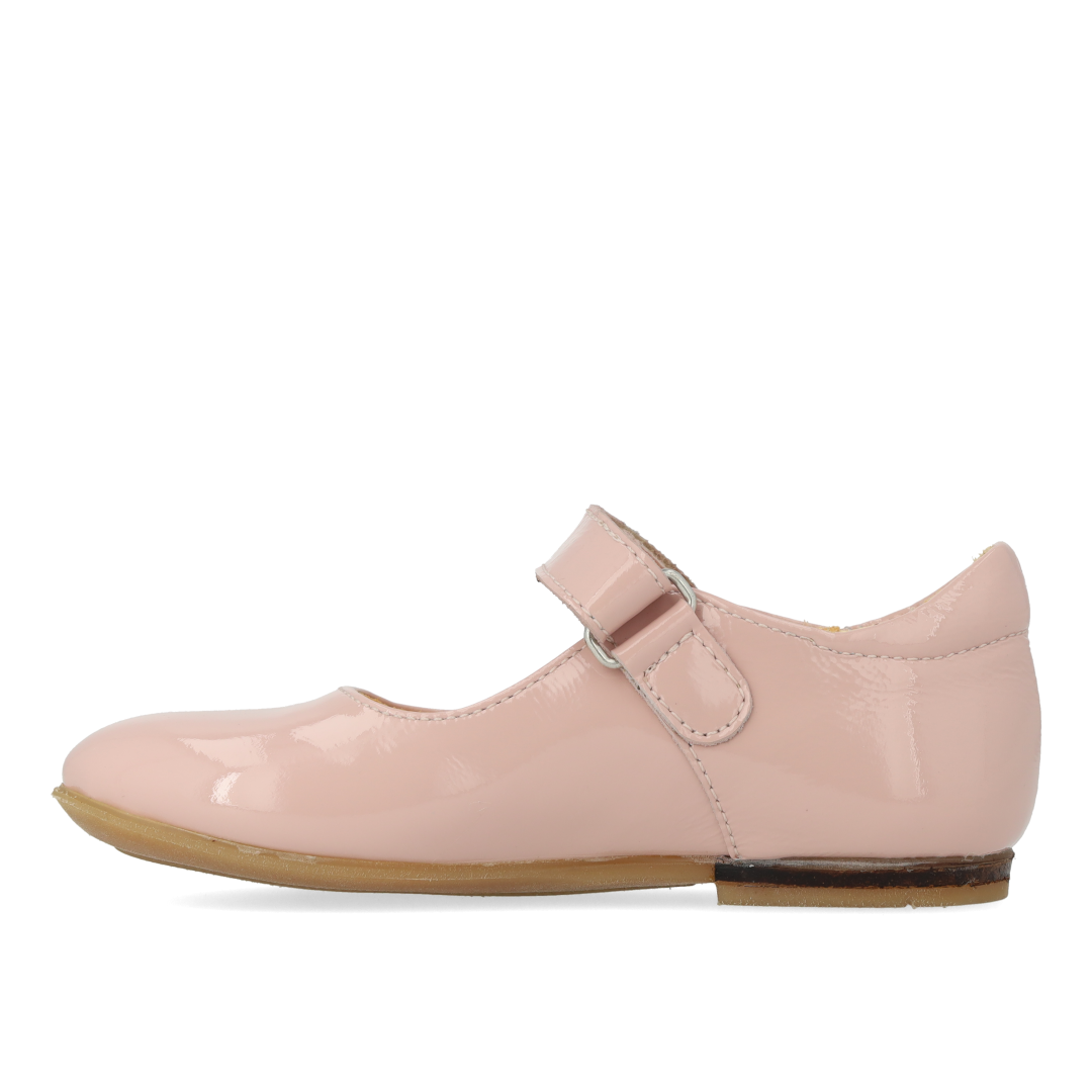 Ballerina mit ausgestanztem Herzmotiv