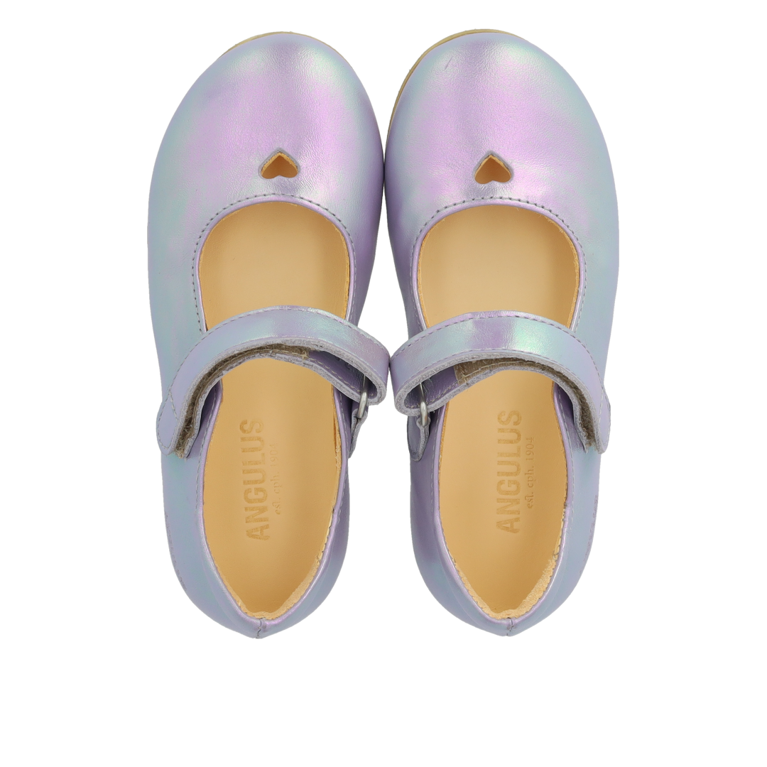 Ballerina mit ausgestanztem Herzmotiv
