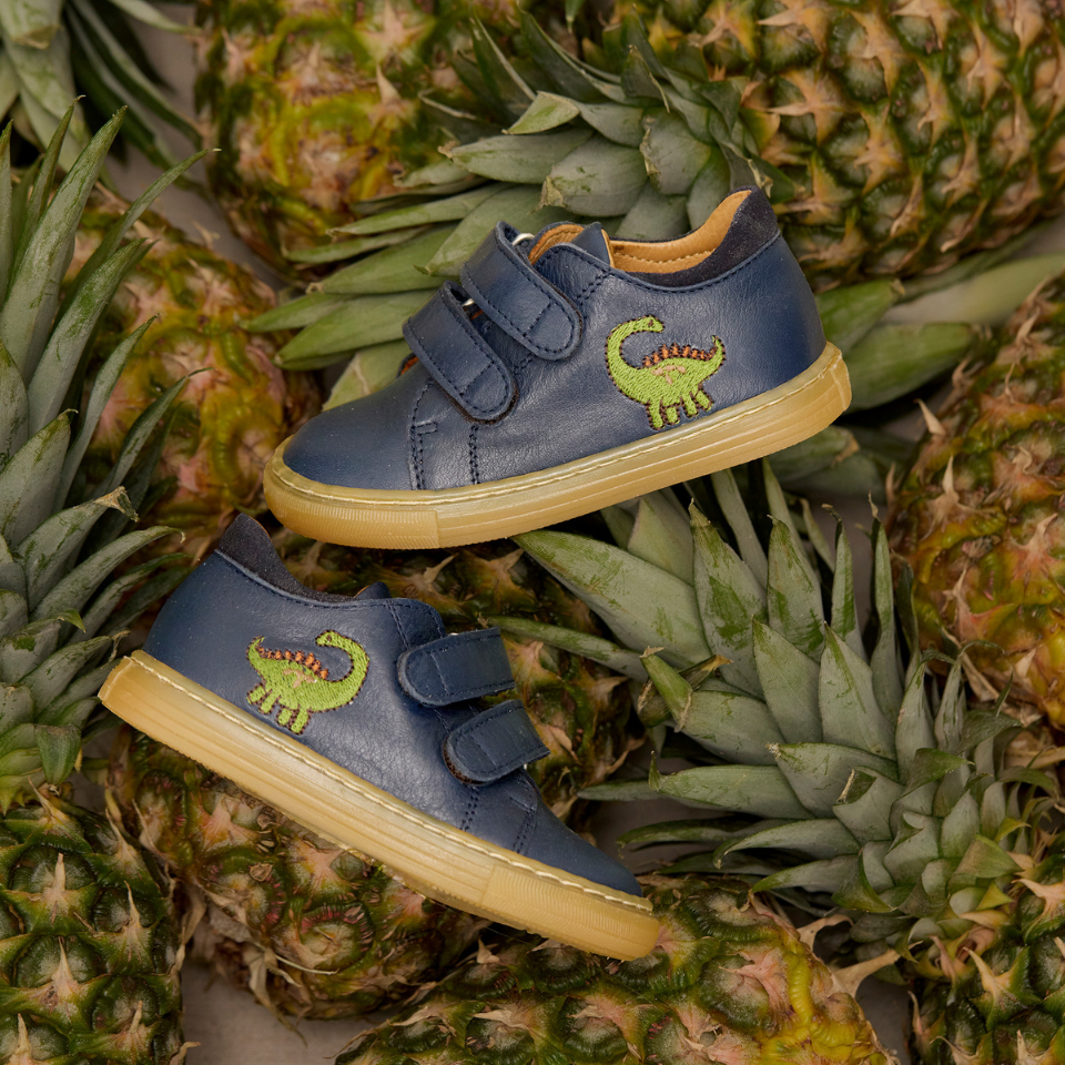 Sneaker mit Dino-Stickerei