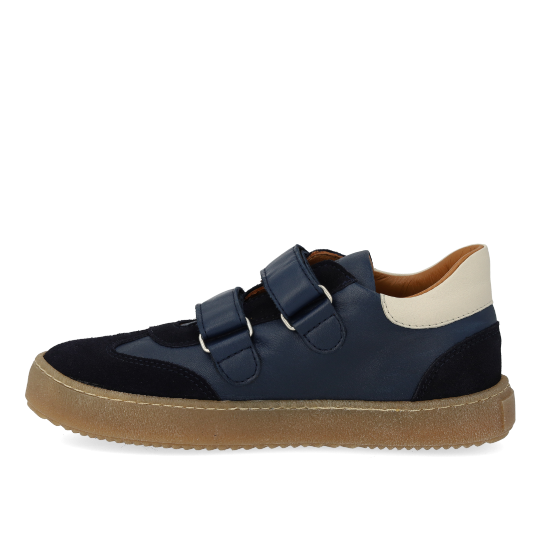 Sneaker im Court-Stil