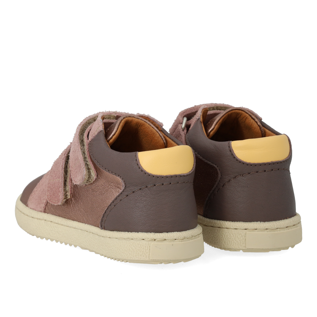 Mittelhoher Sneaker