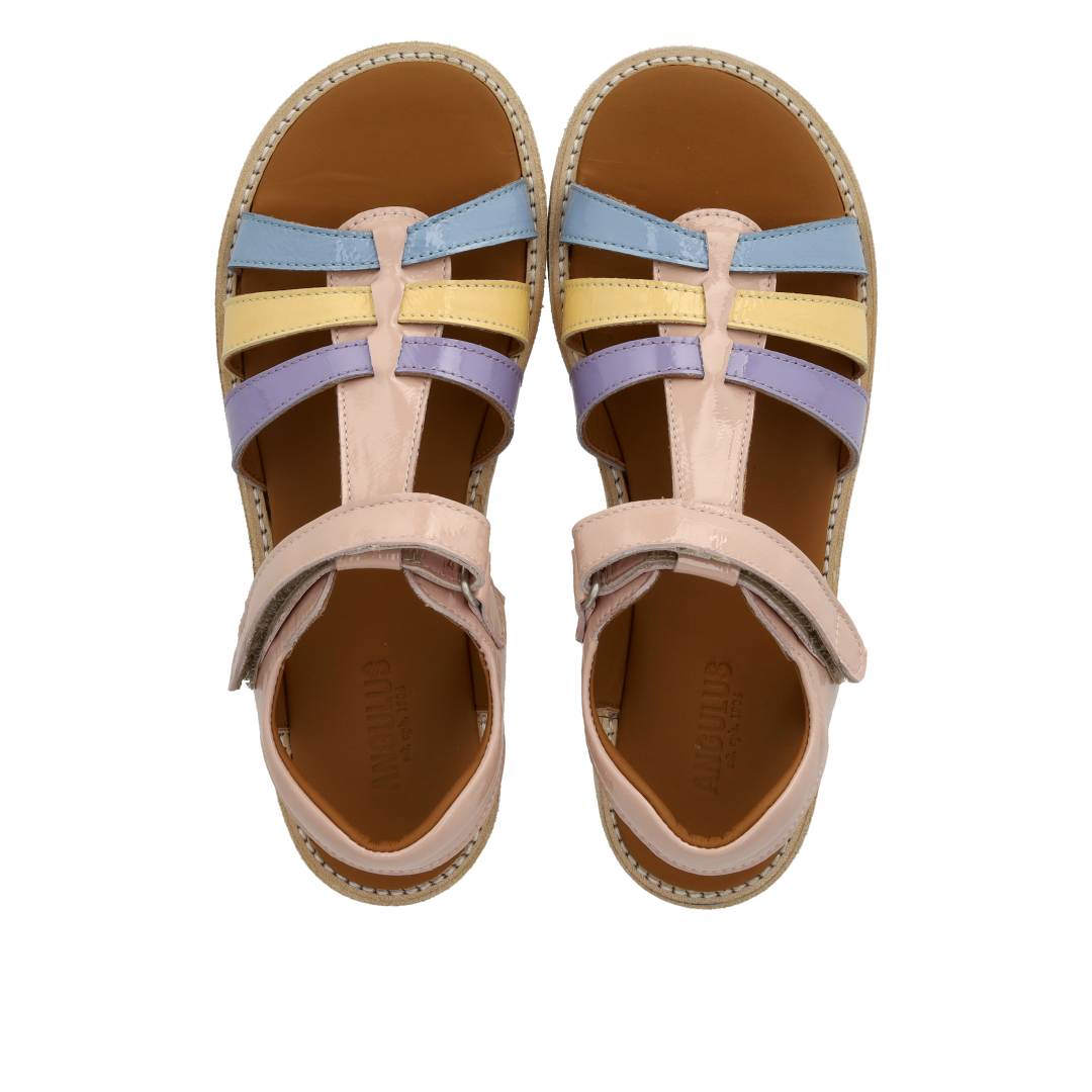 Sandal mit T-Riemen und Klettverschluss