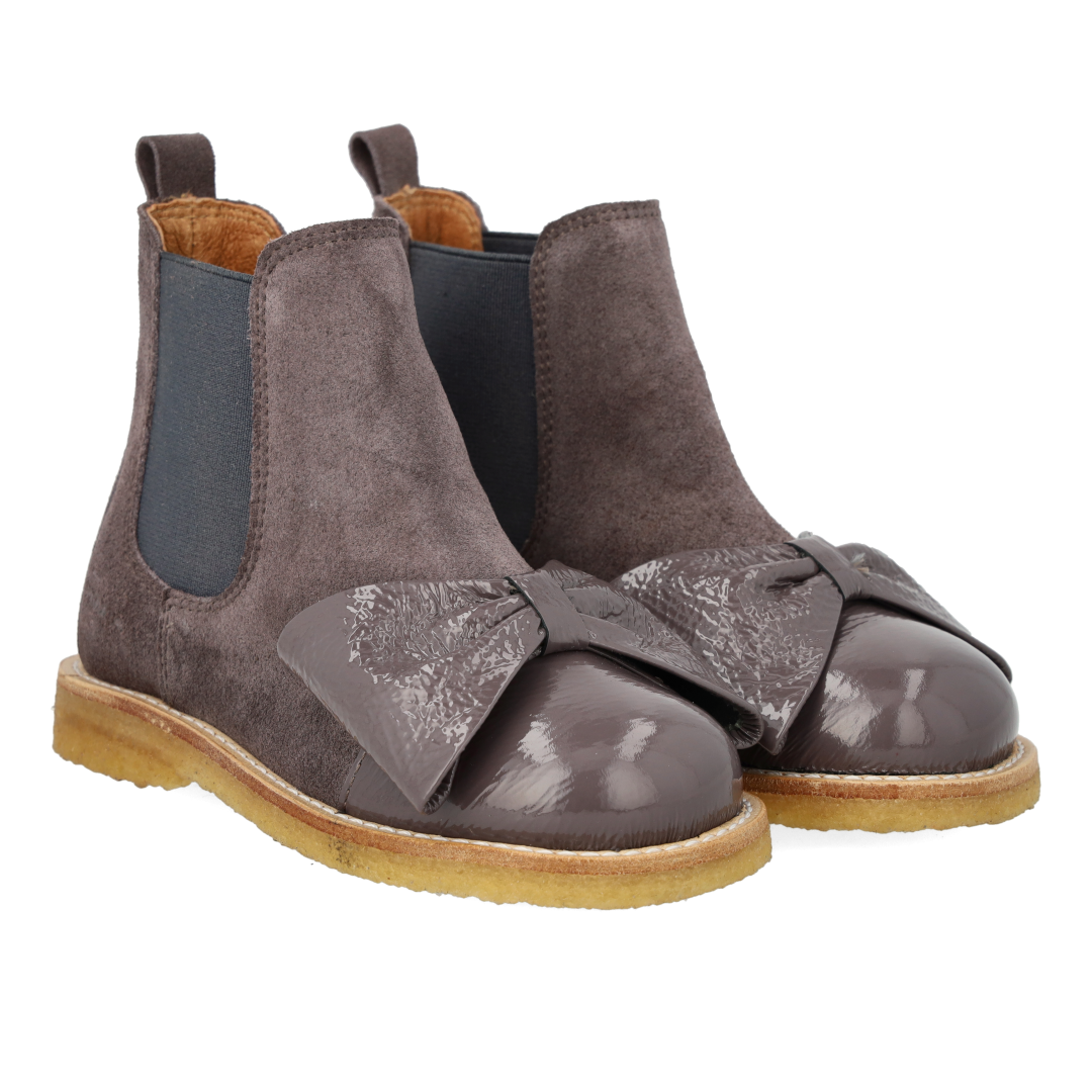 Chelsea-Stiefel mit Lackkappe und Schleife