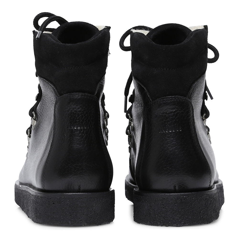 Stiefel mit Wollfutter, Schnürsenkel und Schnürhaken