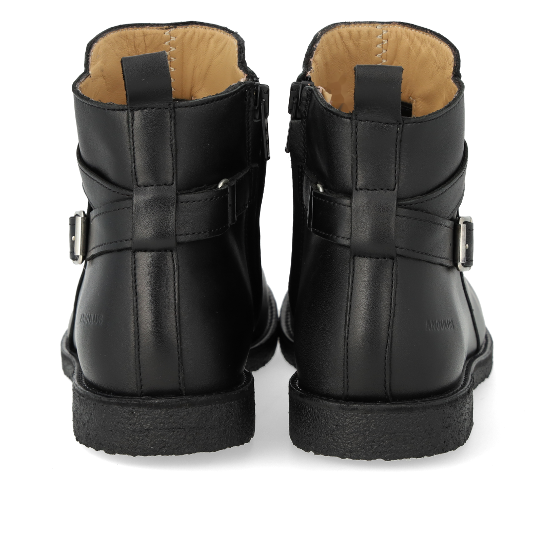 Stiefelette mit Reißverschluss und weiter Passform