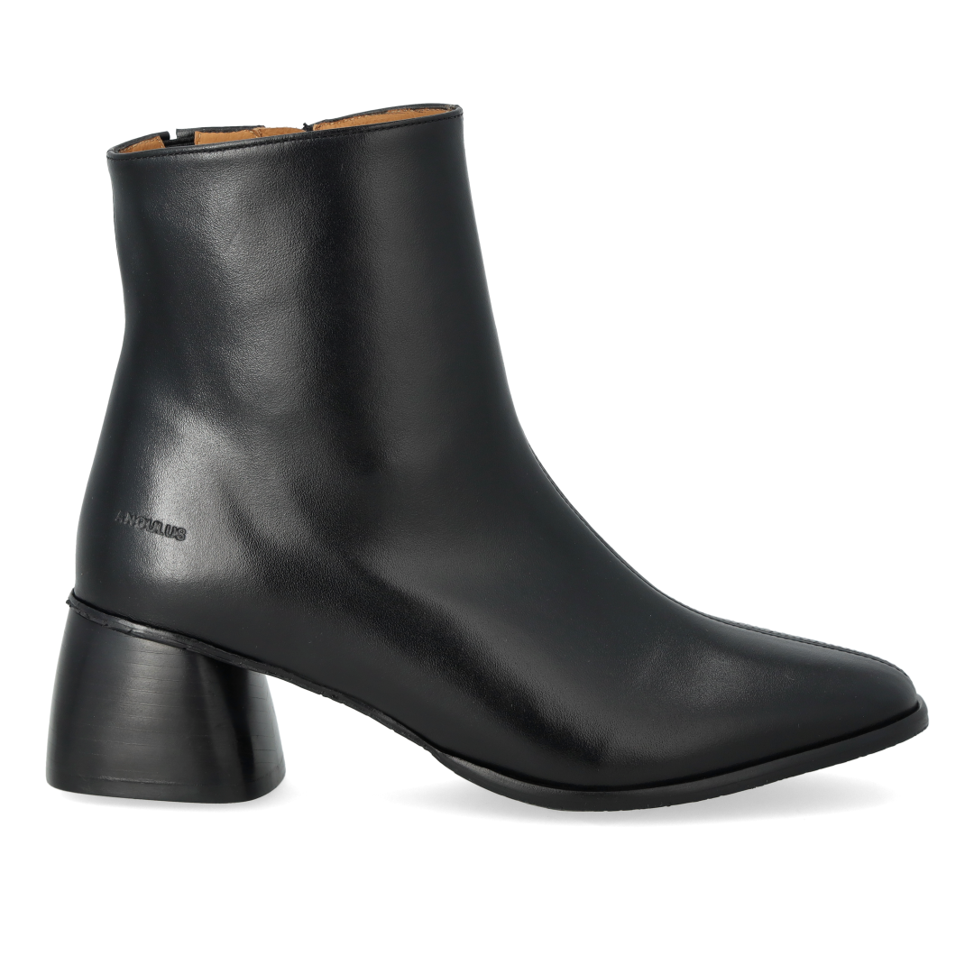 Stiefelette mit skulpturalem schwarzen Holzabsatz