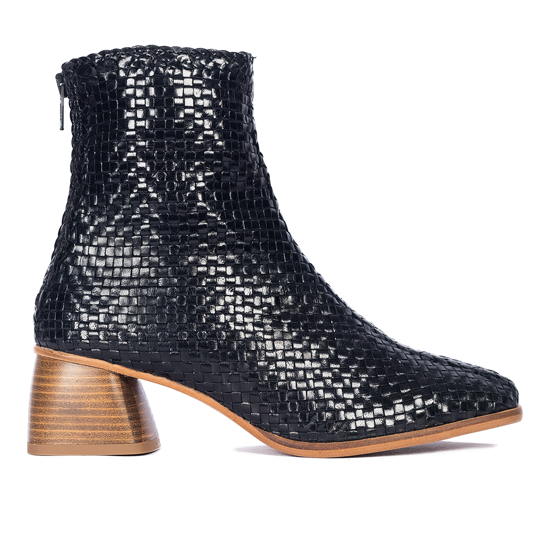 Handgeflochtene Lederstiefelette mit skulpturalem Blockabsatz