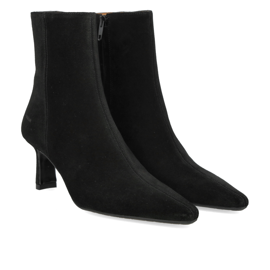 Skulpturaler Stiefel mit spitzer Spitze
