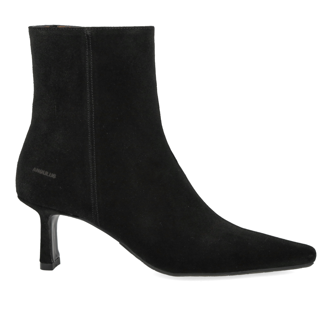 Skulpturaler Stiefel mit spitzer Spitze
