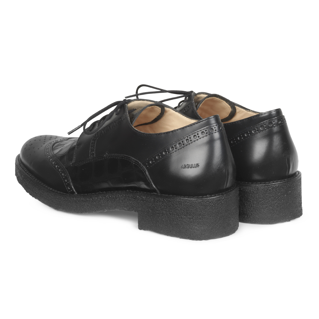 Schnürschuhe mit Lochmuster