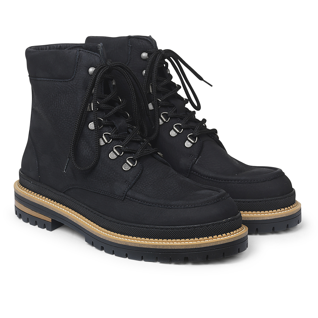 Stiefel mit Schnürung