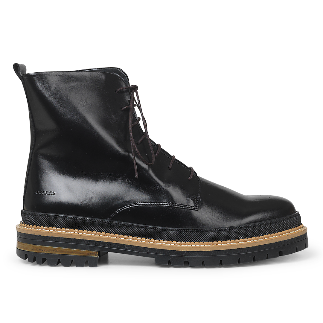 Stiefel mit Schnürsenkeln