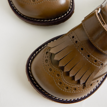 Schuh mit Brogue-Muster und Fransen