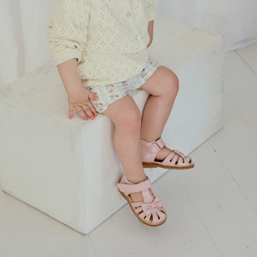 Lauflern-Sandale mit Schleife und Klettverschluss