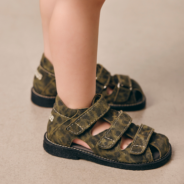 Ledersandale mit dekorativen Kontrastnähten