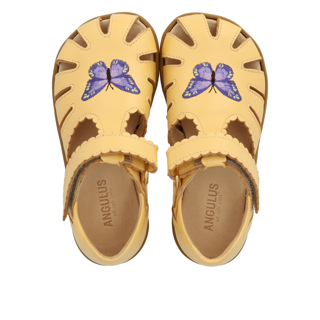 Sandale mit geschlossener Zehenpartie und Schmetterling