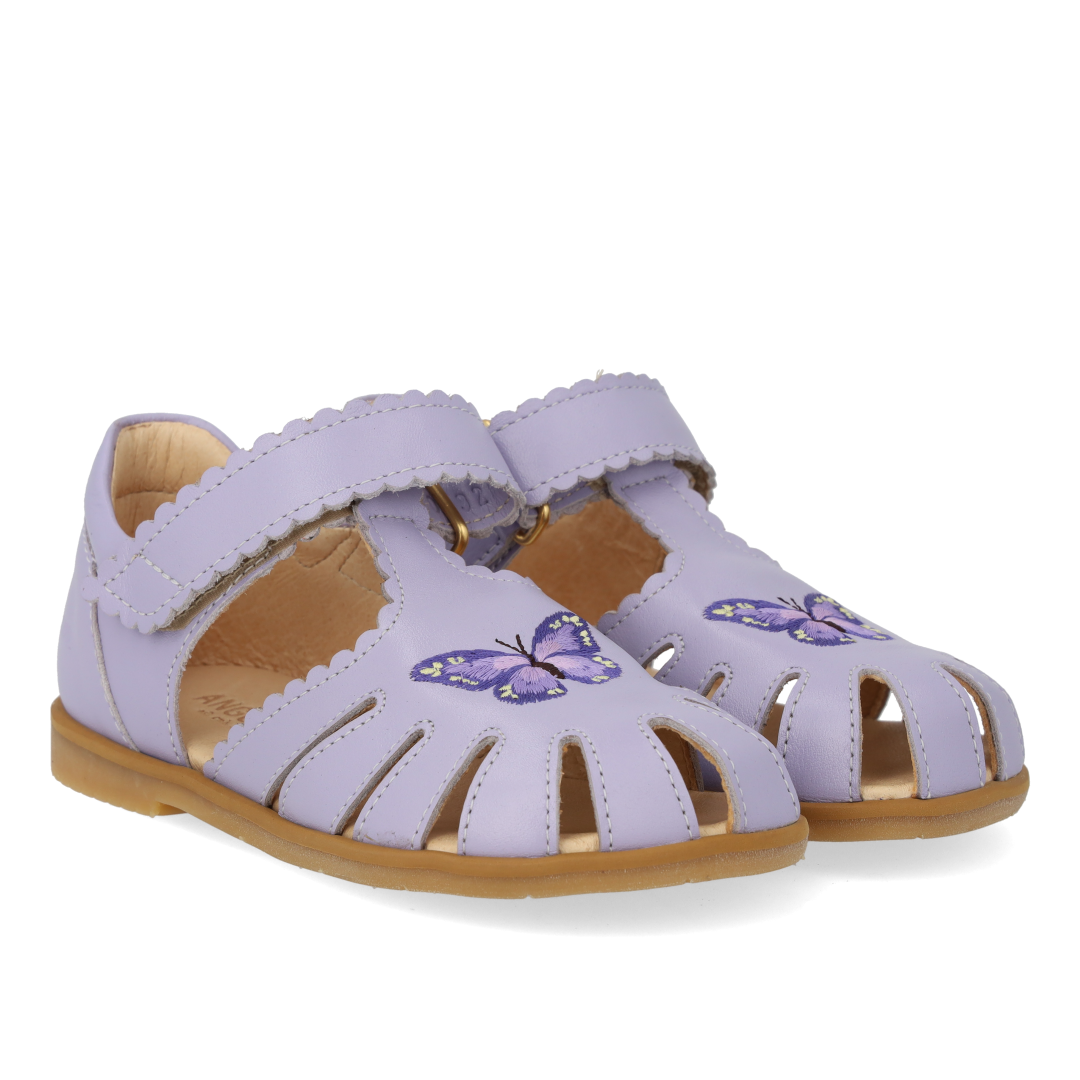 Sandale mit geschlossener Zehenkappe und Schmetterling