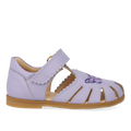 Sandale mit geschlossener Zehenkappe und Schmetterling