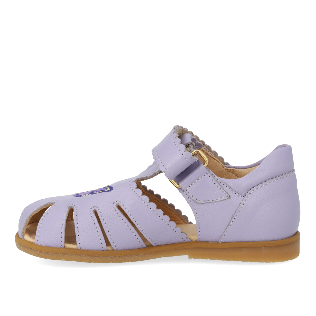 Sandale mit geschlossener Zehenkappe und Schmetterling