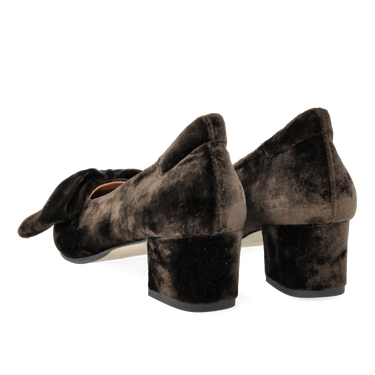 Schleifenpumps aus weichem Veloursleder