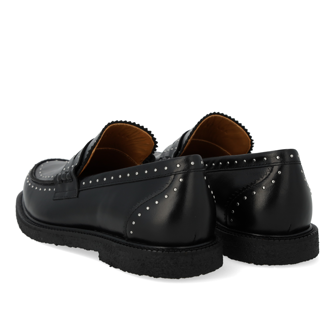 Klassischer Pennyloafer mit dekorativen silbernen Nieten