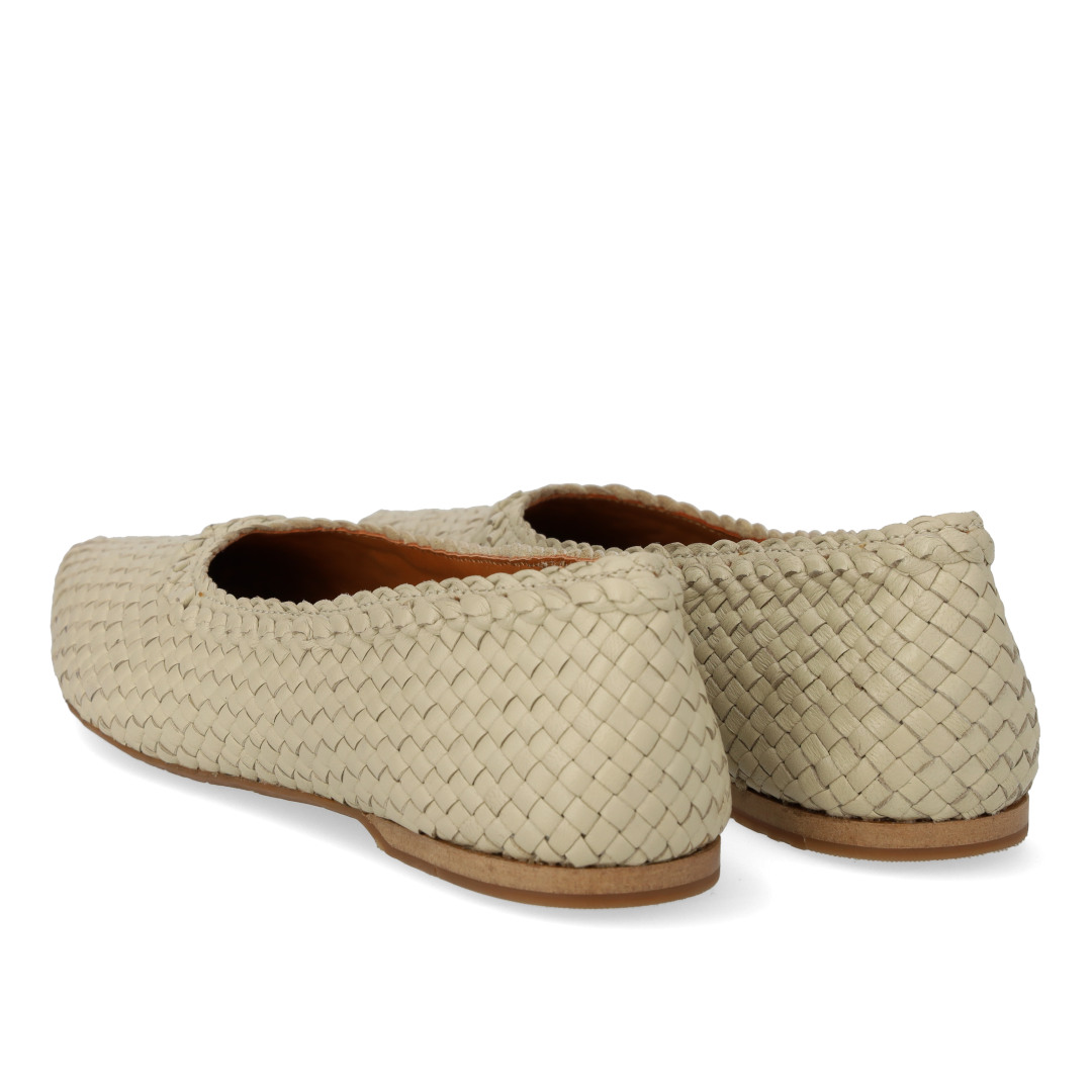 Handgeflochtene Ballerina mit spitzer Spitze