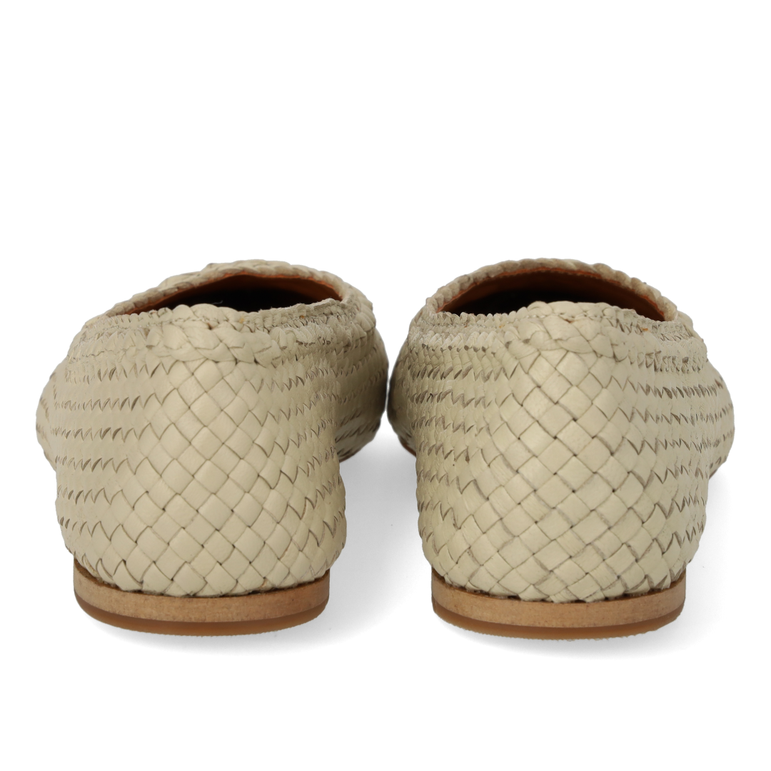 Handgeflochtene Ballerina mit spitzer Spitze
