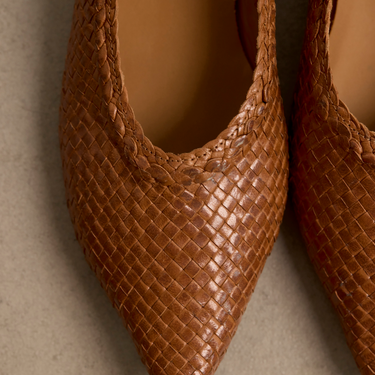 Handgeflochtener ballerina mit spitzer Zehenpartie