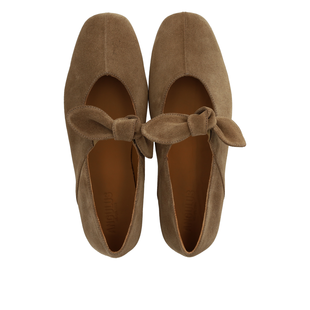 Ballerina mit elastischem, dekorativem Schleifendetail